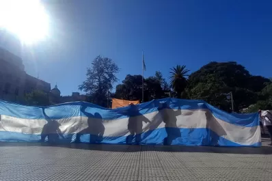 Protesta en la Salud: autoconvocados marcharon por el centro para exigir una mejora salarial