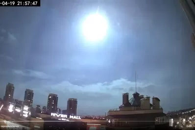 Video: el impactante momento en que se iluminó el cielo nocturno de Kiev
