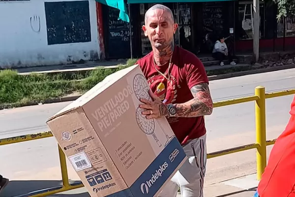 El cantante de Ke Personajes donó ventiladores a la escuela donde iba cuando era chico