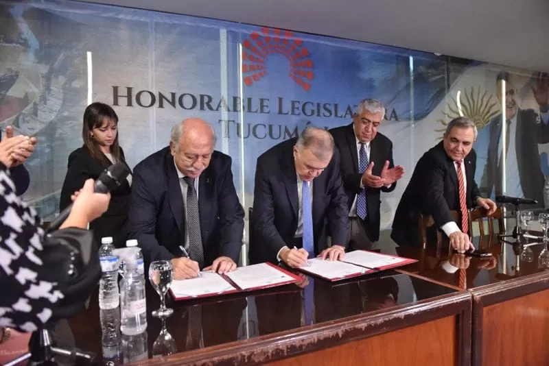 Firma de convenio entre la UTN y la Legislatura