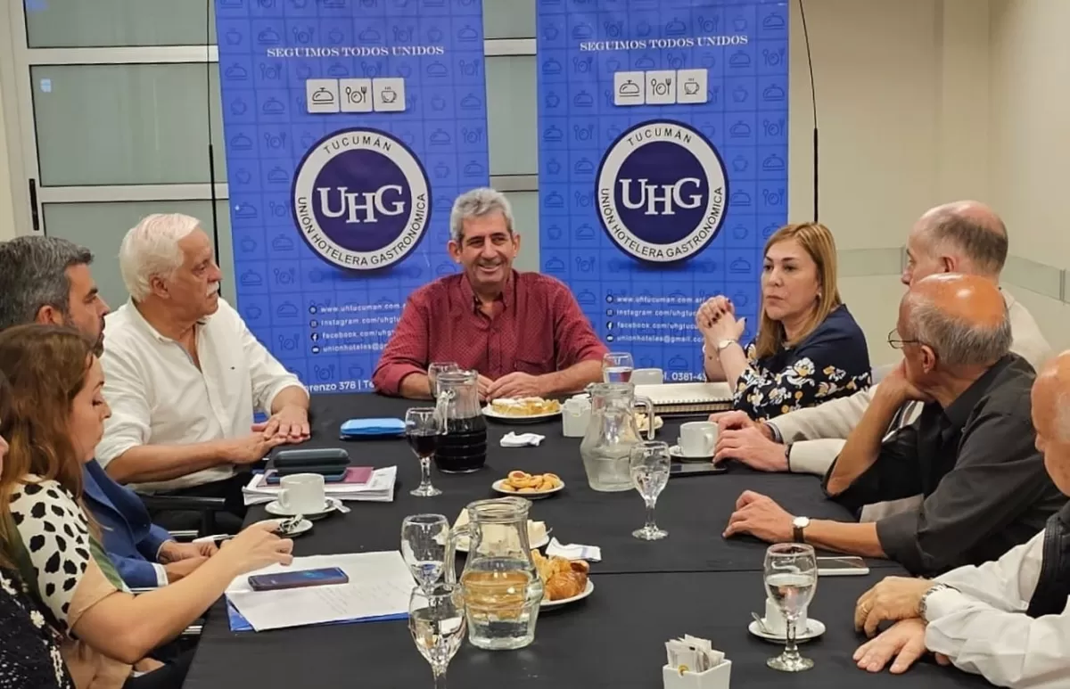 Beatriz Ávila se reunió con representantes de la Unión Hotelera Gastronómica de Tucumán.