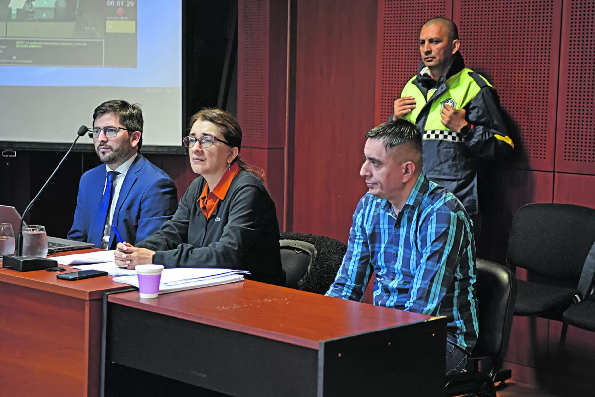 EN EL JUICIO. Luis Carlos Valdez junto a la defensora oficial, Marta Toledo, escucharon declarar a los peritos.