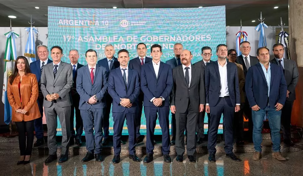 RETRATO. Gobernadores y ministros posaron tras la reunión cumbre.  