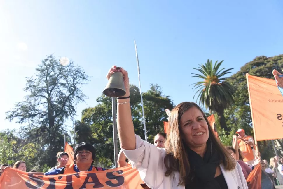 UN RUIDO DE LUCHA QUE NUNCA CESA. La campana de Sitas es ya un símbolo para los manifestantes.