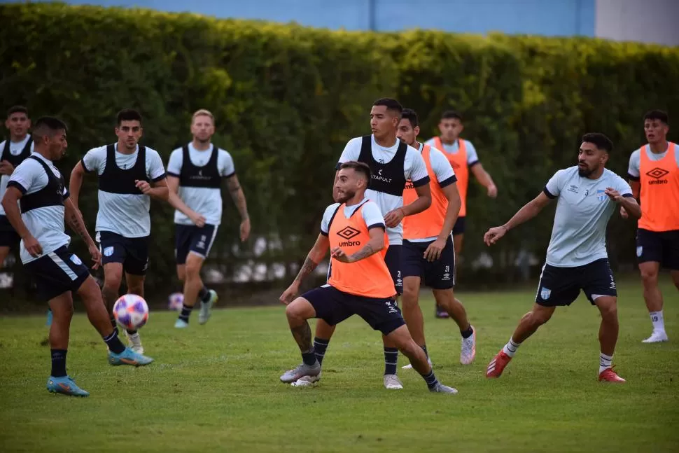 FÚTBOL REDUCIDO. Acosta y Tesuri, en el primer plano de la práctica matutina. LA GACETA / FOTO DE DIEGO ÁRAOZ