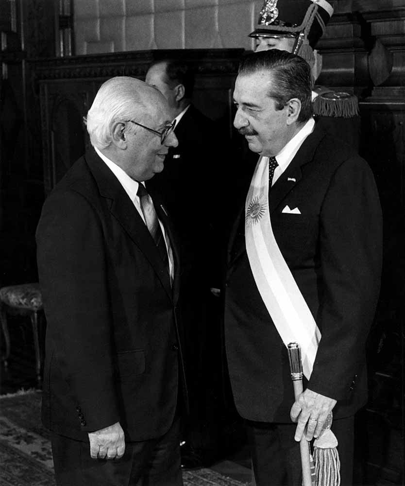 Juan Carlos Pugliese acompañó como ministro al presidente Raúl Alfonsín a fines de la década de 1980, cuando la Argentina cayó en hiperinflación, que llevó a la pobreza al 47,3% de la población. 