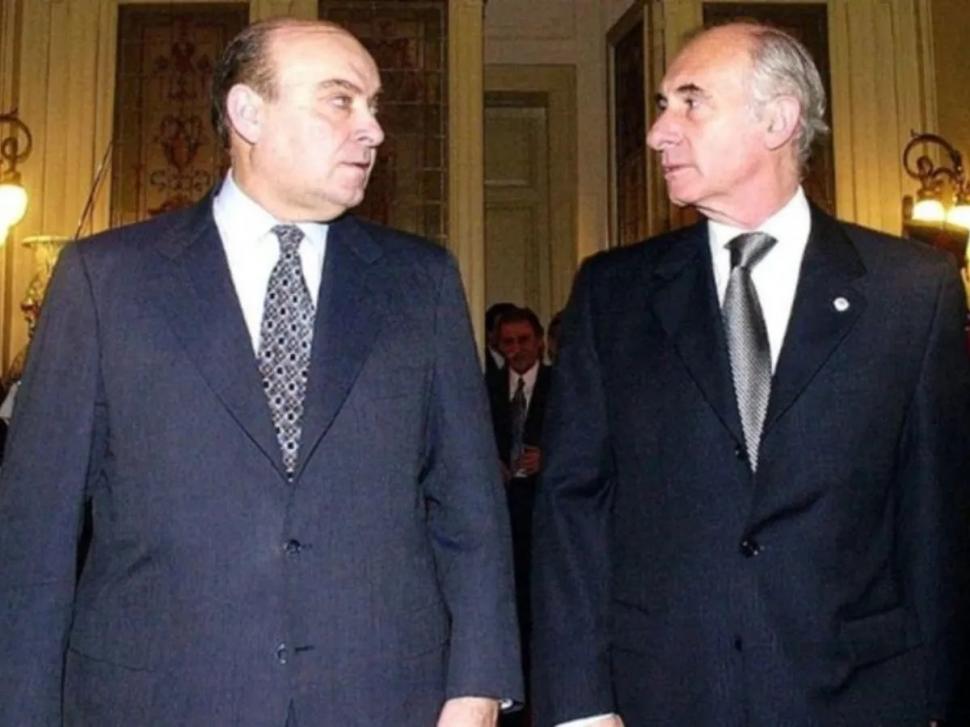 Domingo Cavallo condujo el área económica durante la gestión de Fernando de la Rúa, que tuvo que renunciar el 20 de diciembre de 2001, con un país convulsionado por una profunda crisis socioeconómica.