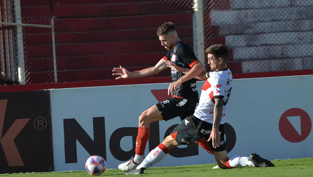 EN LA PELEA. Lionel Bucca se sumó en los últimos juegos al mediocampo de San Martín.