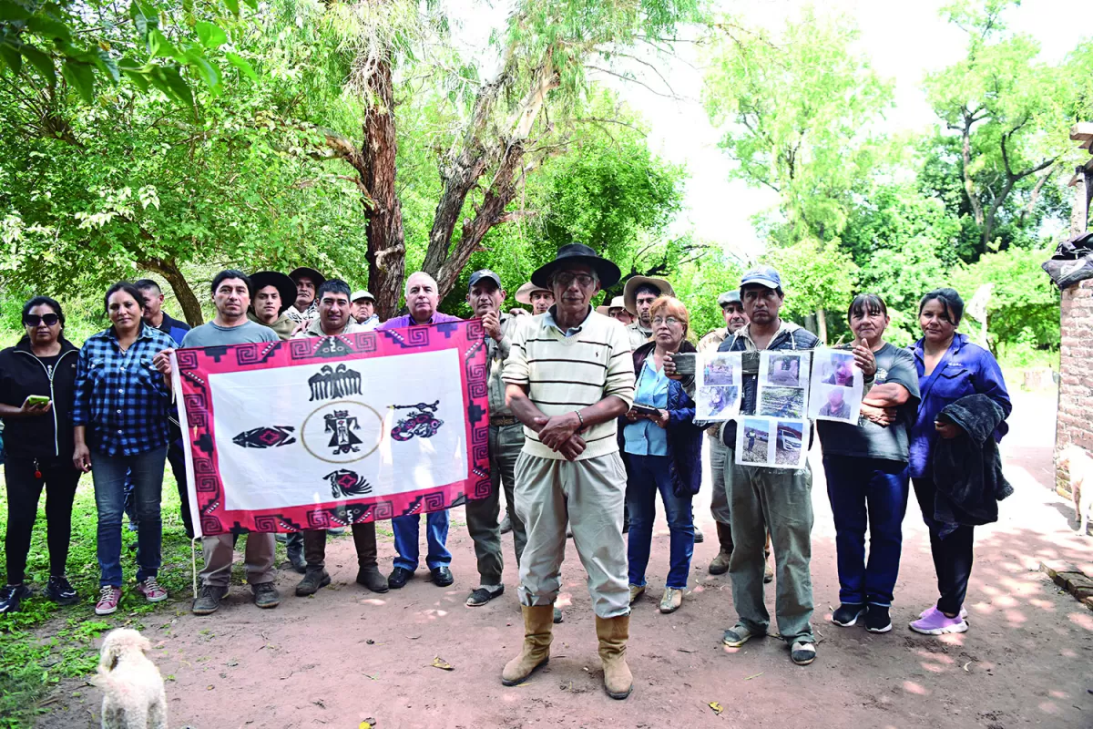 PREPARADOS. Integrantes de la comunidad junto a Omar López.