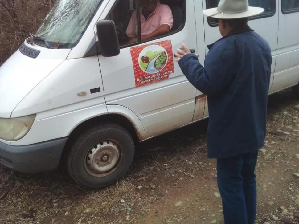 UNA PRUEBA. Una de los tantos vehículos oficiales del municipio de El Jardín fotografiado en la finca que está ubicada en suelo tucumano.