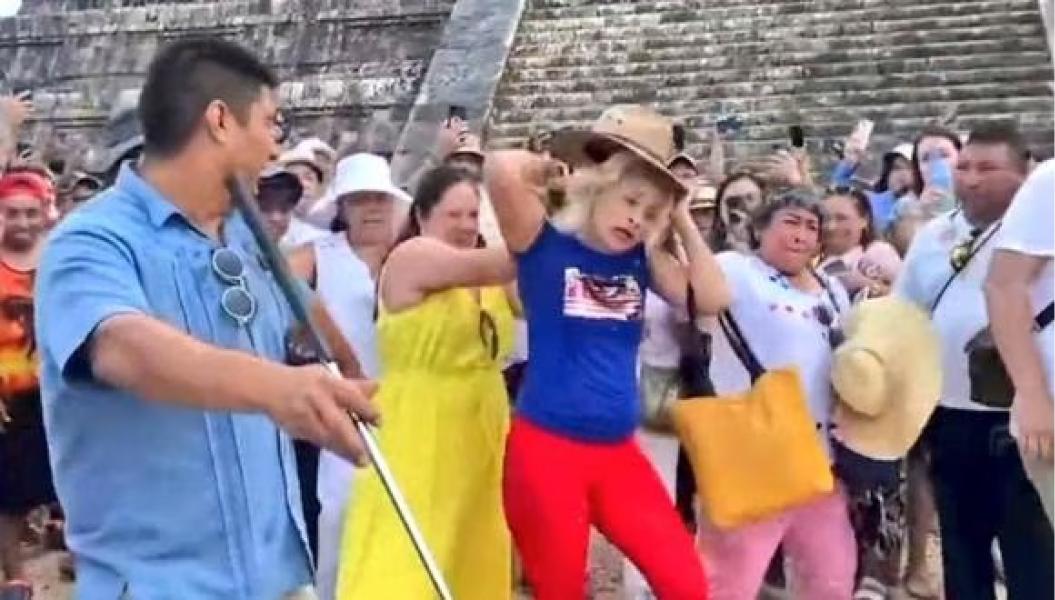 Otros turistas que escalaron en la pirámide de Chichén Itzá fueron agredidos físicamente