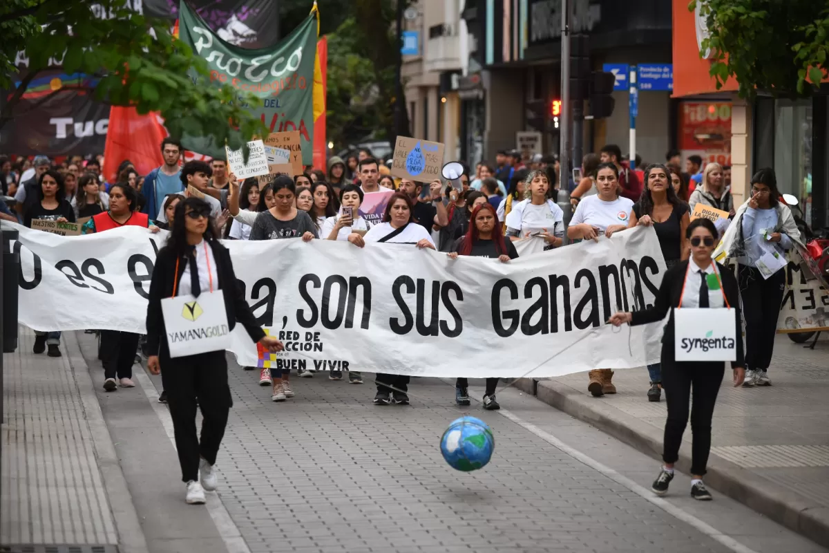 UNA CRÍTICA. La marcha fue encabezada por representantes de las siete organizaciones y por una representació que acusa a distintas empresas tradicionales de tener el mundo entre sus manos. Entre palmas, los presentes entonaron cánticos contra la política extractiva planetaria.