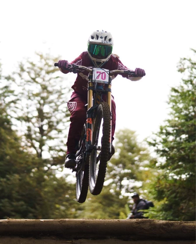 LA MEJOR EN DESCENSO. De la Orden “voló” en la bajada de Villa La Angostura. instagram@pablorosales.ok