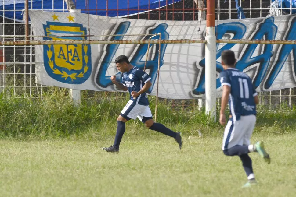 UNA TARDE PERFECTA. Llanos festeja el primero de los tres goles que le anotó a Atlético en la cancha de All Boys. 