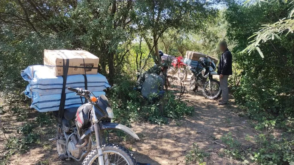 Motociclistas intentan fugarse con 7.000 atados de cigarrillos extranjeros