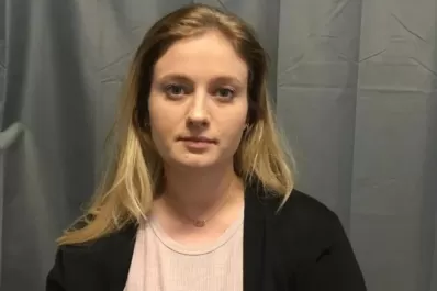 Demoraron a una maestra por abusar de un alumno en las inmediaciones del colegio