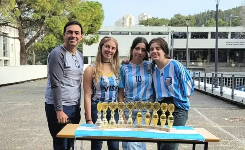 Las estudiantes campeonas de robótica.