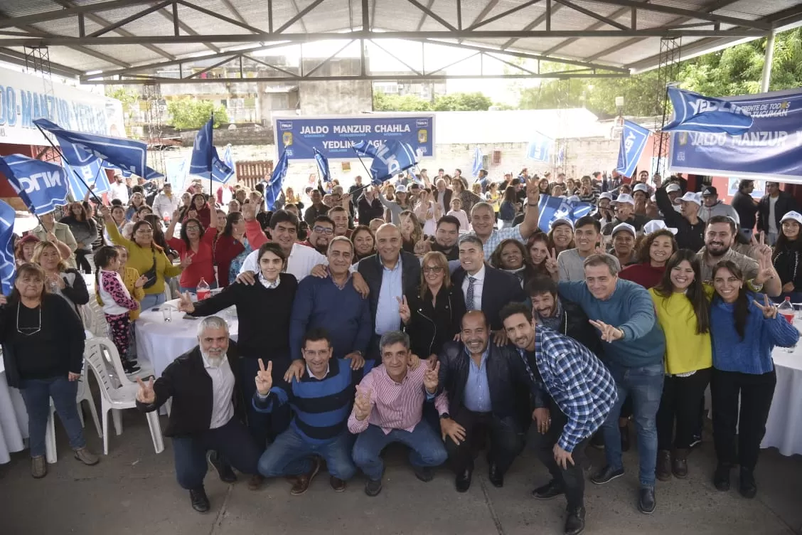 MANZUR RECORRE los barrios de la capital. 