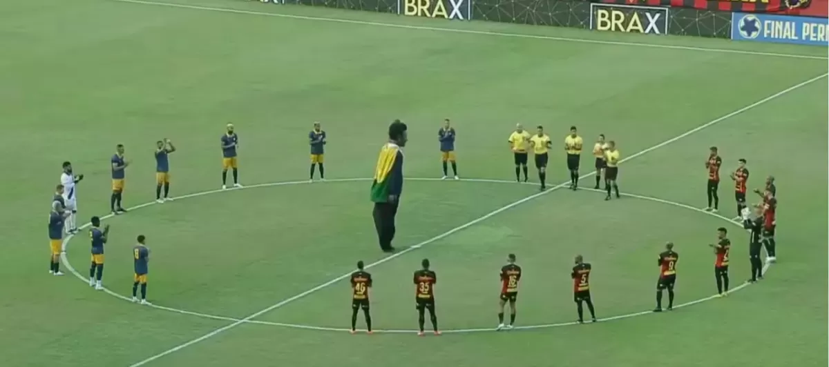 El extraño muñeco que utilizaron para homenajear a Pelé que se volvió viral en el mundo.