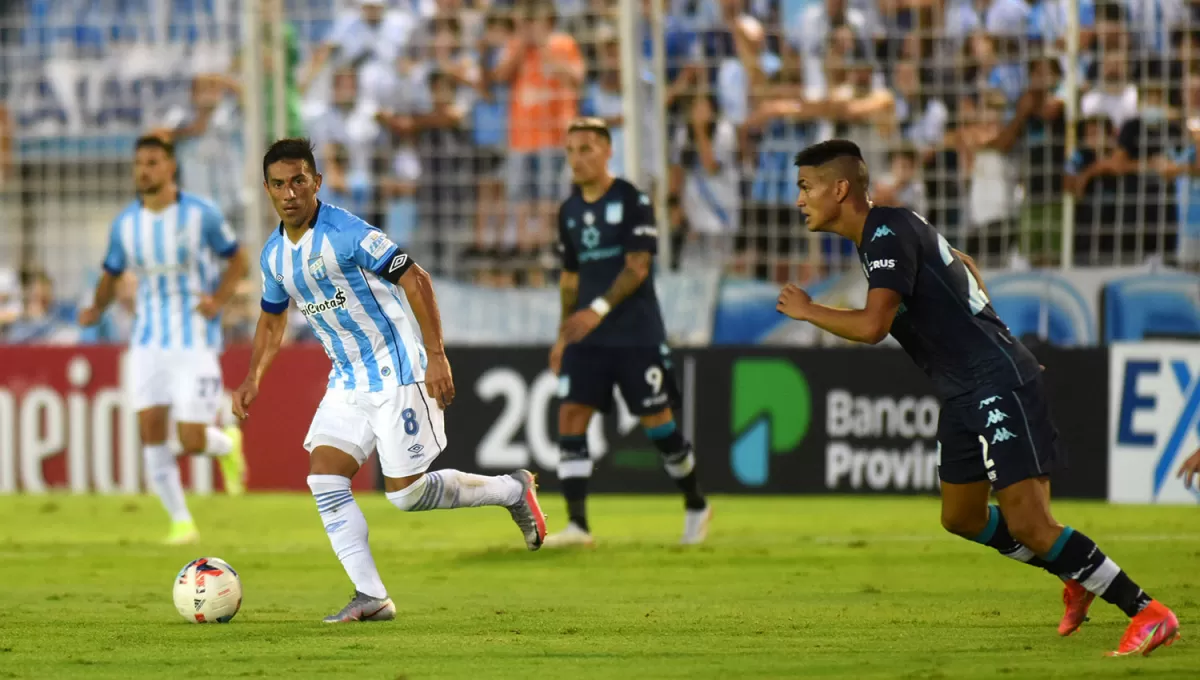 EXPERIENCIA. Guillermo Acosta es el termómetro del mediocampo de Atlético Tucumán.