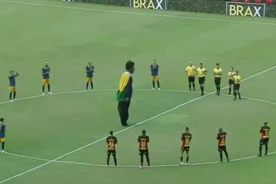 El extraño homenaje a Pelé que causó miedo y risas: “Tiene la bragueta abierta”