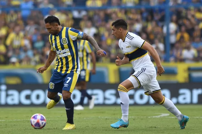 CORRIÓ DE ATRÁS. Montoya maneja la pelota ante Merentiel; Rosario Central estuvo a punto de ganar los tres puntos. @RosarioCentral