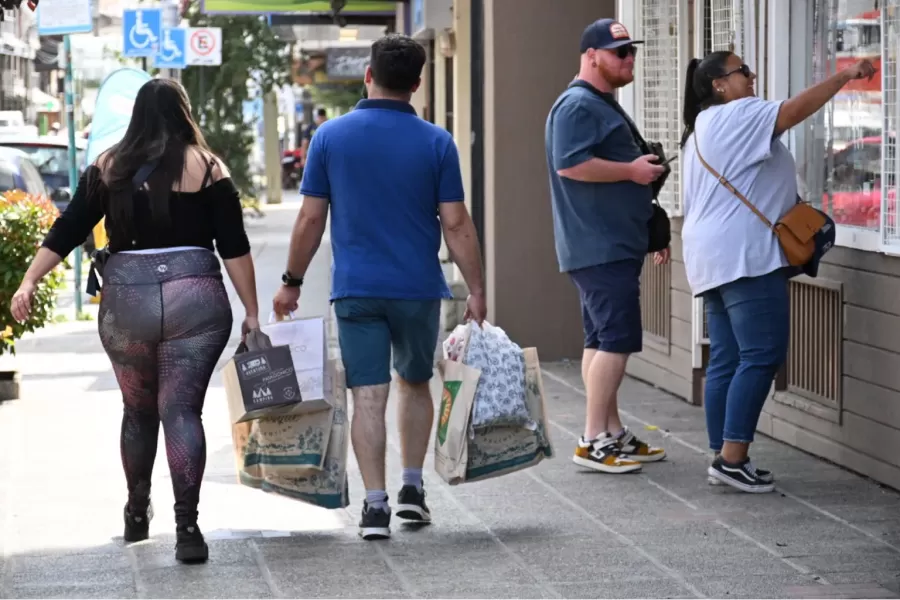 Bolsas y más bolsas, cargan los turistas chilenos en el centro de Bariloche.