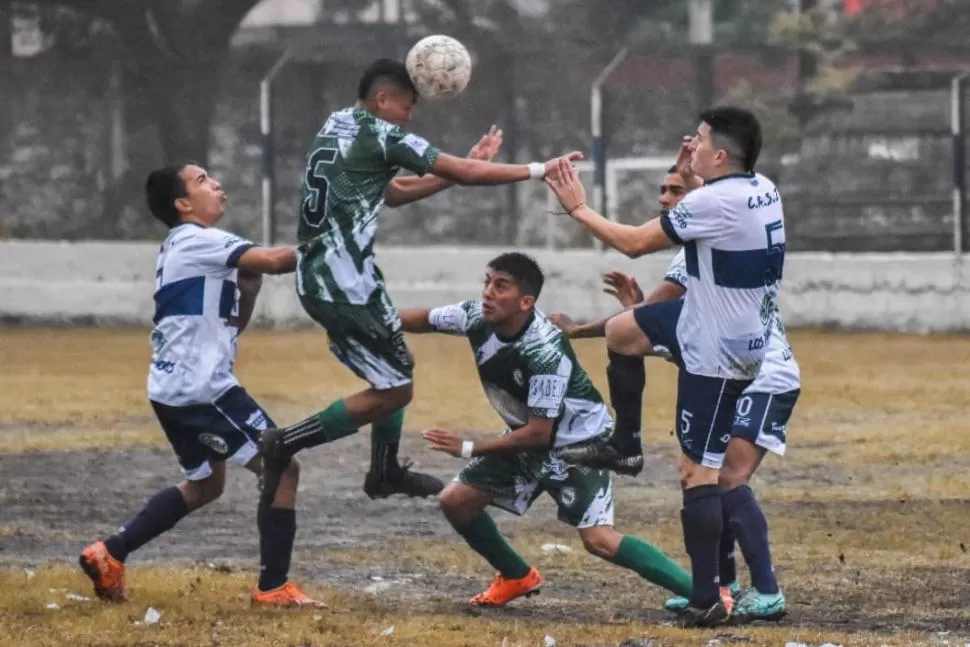 EN UN BARRIAL. Así estaba la cancha en el partido San José-Sportivo Trinidad. 