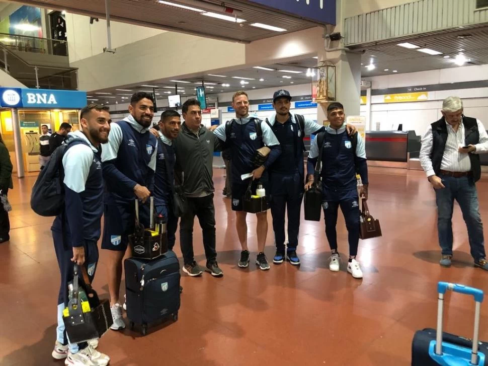 SONRIENTES. Tesuri, Ortiz, Acosta, Menéndez, Cabral y Guille posan con un simpatizante en el hall del aeropuerto. 