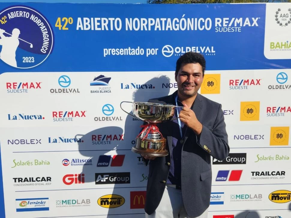 PORTE DE CAMPEÓN. Ledesma sonríe junto a su primer trofeo profesional. 