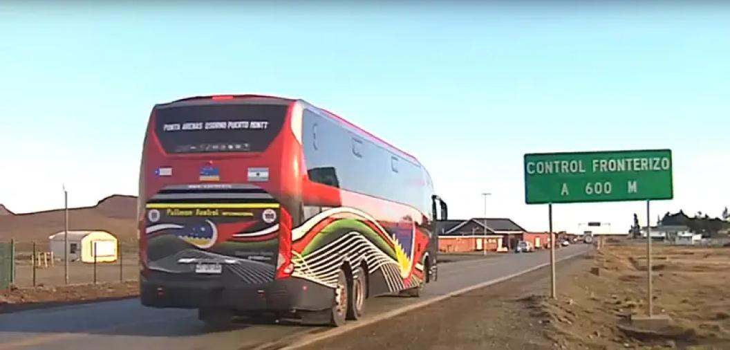 Decenas de chilenos cruzan a diario la frontera con Argentina.