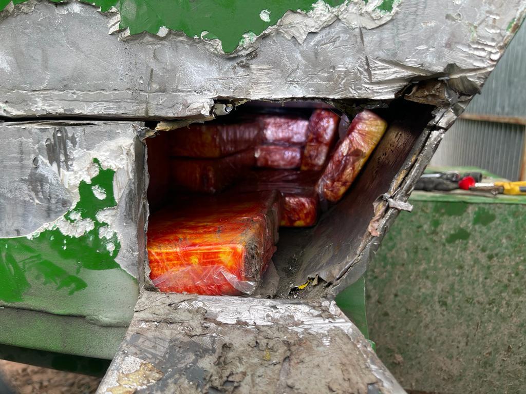 LA DROGA ENCONTRADA en el acoplado. 