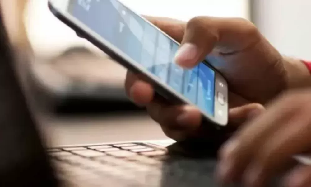 Una universidad de Estados Unidos ofrece becas a estudiantes que no usen sus celulares