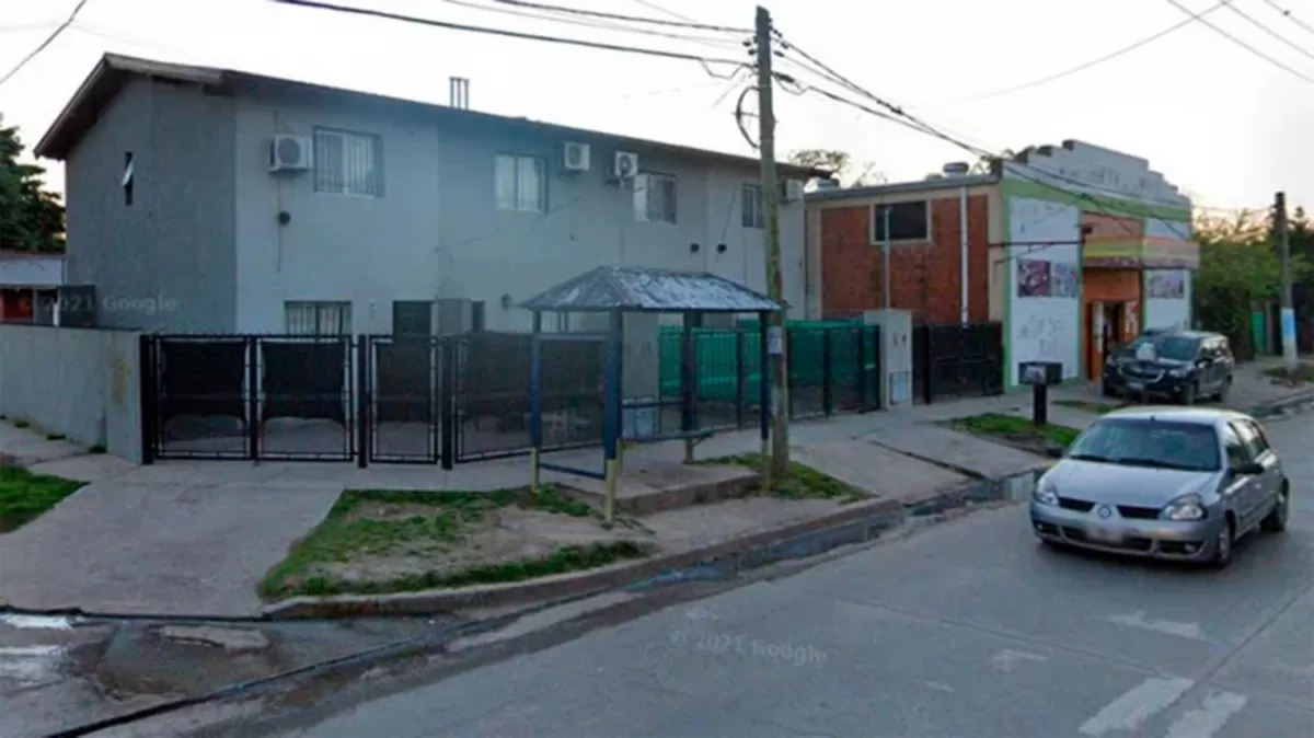 Asaltó a un policía que esperaba el colectivo de civil y terminó baleado