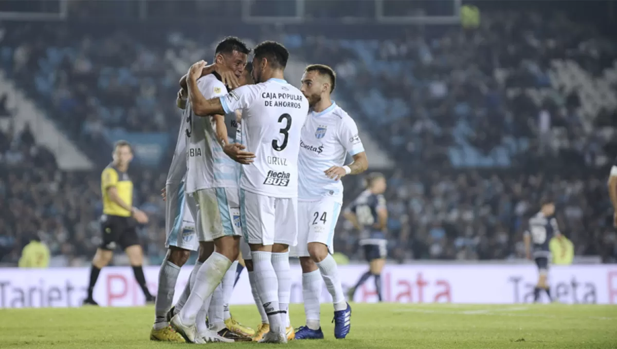 FESTEJO. Los jugadores de Atlético saludan a Marcelo Estigarribia, autor del tercer gol que selló la victoria.