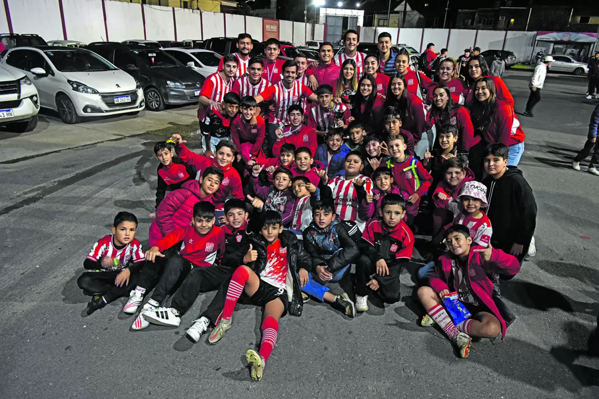 INVITADOS ESPECIALES. Jugadores de las infantiles y de los planteles de hockey posaron en el playón antes del partido.