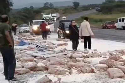 Volcó un camión con harina en Salta y fue saqueado por los automovilistas