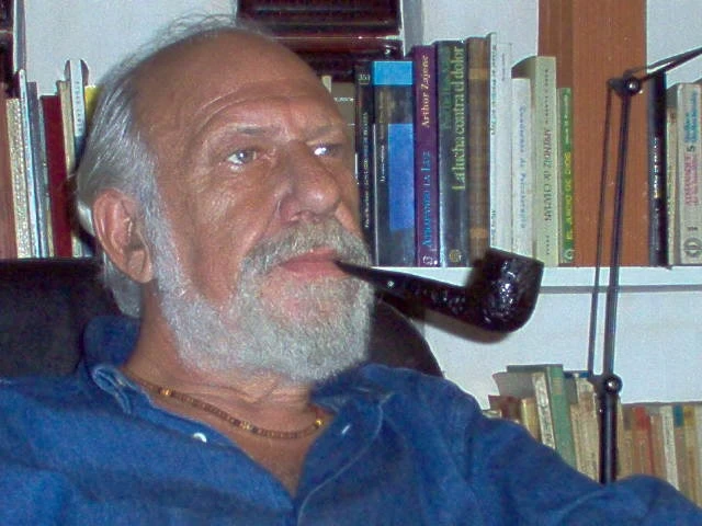 DESPEDIDA. Hugo Finkelstein con sus infaltables libros y su inseparable pipa. 