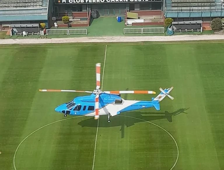 EN LA CANCHA. Allí aterrizó la aeronave que fue buscó al Presidente.  