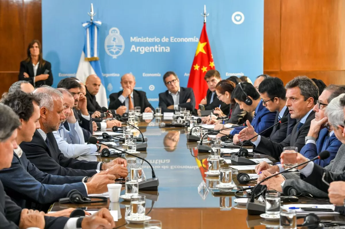 Ante la escasez de dólares, Massa negoció el pago de las importaciones de China en yuanes