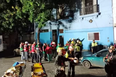 Derrumbe en una casa: una niña y un hombre murieron y buscan a otros heridos bajo los escombros