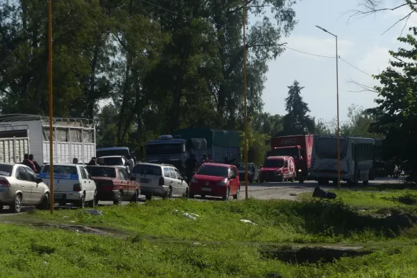 Trabajadores del citrus cortan rutas en toda la provincia por problemas salariales