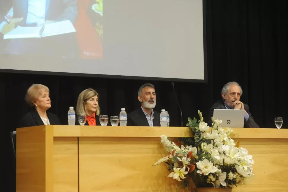 LA PRESENTACIÓN. Honoria Zelaya de Nader, Marta Graciela Uzqueda y Luciano Jorrat, junto a Fernando García de la Unsta. 