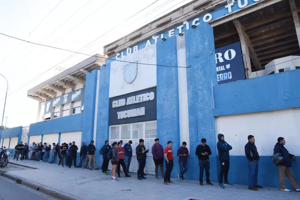 LOCURA POR EL “DECA”. Faltaba medía hora para el inicio de la venta y los accesos al estadio ya se encontraban repletos de hinchas. La demora se generó por el tradicional chequeo de la cuota social. 