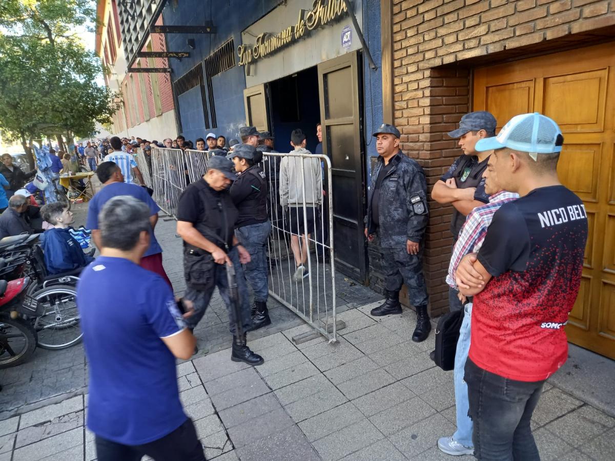 Los hinchas formaron una interminable fila para obtener una entrada. LA GACETA / ANALÍA JARAMILLO