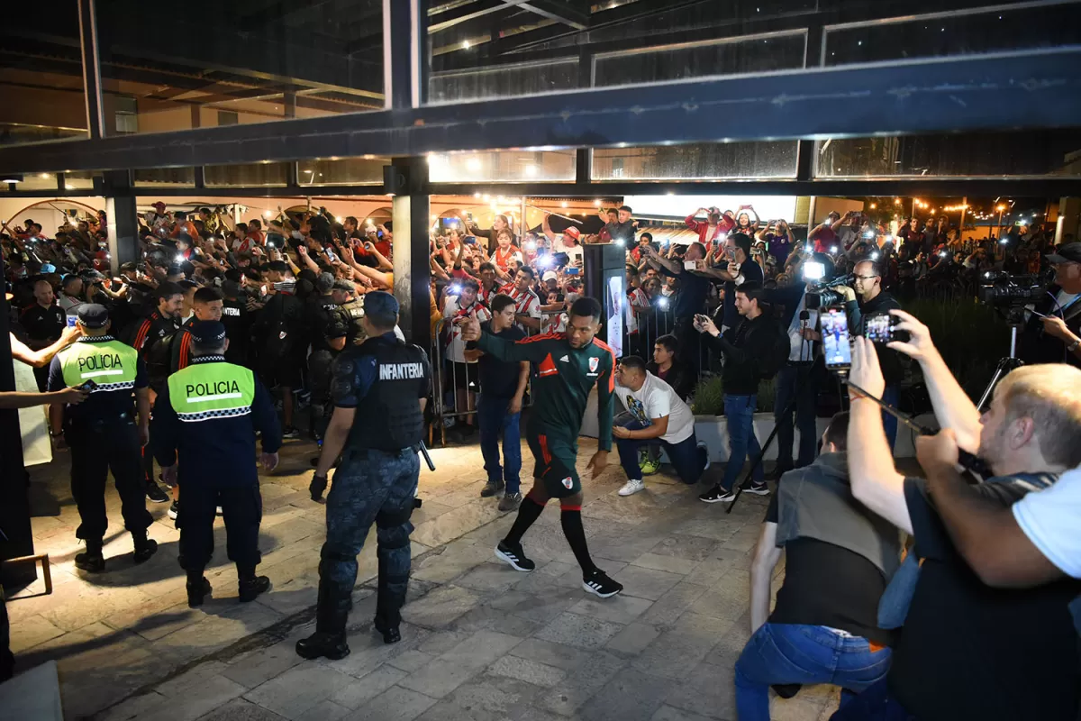 EL SALUDO DEL “COLIBRÍ”. El colombiano Borja, que sería titular esta noche en la delantera de River, fue uno de los primeros en ingresar al hotel. 