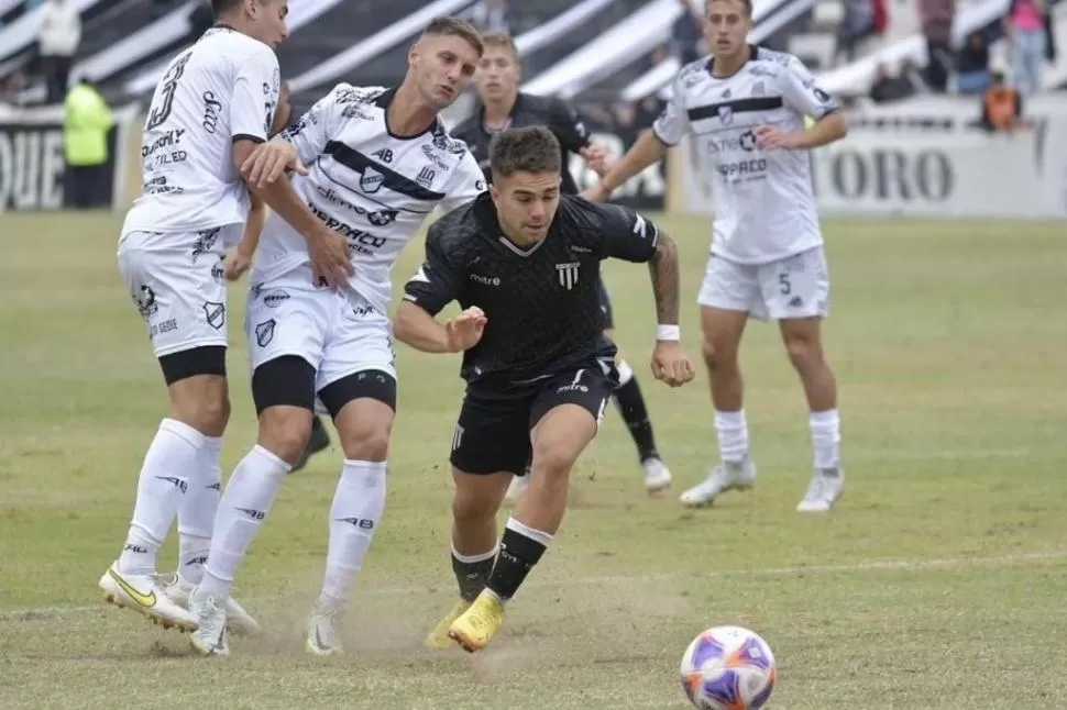 LE CUESTA. Romano intenta maniobrar entre jugadores de All Boys. El delantero sólo marcó un gol en el torneo. 