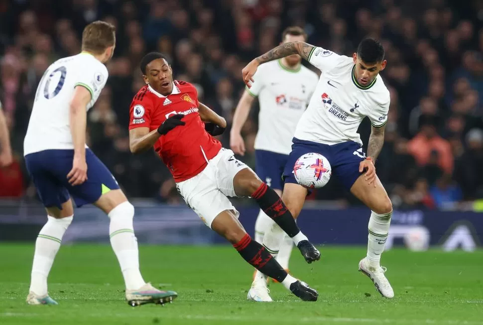 AL ACECHO. Cristian Romero recupera la pelota presionando a Antony Martial. 