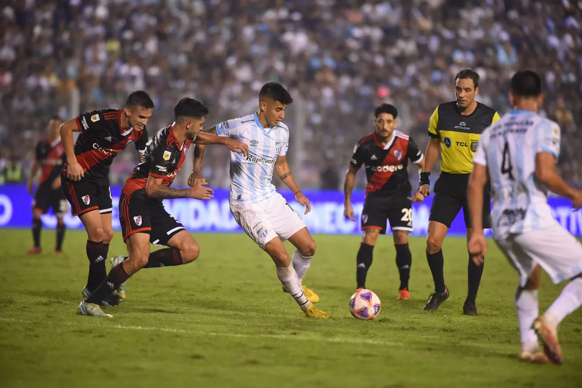 INTRATABLE. Pereyra se adueñó de la mitad de la cancha y resultó incontrolable para los volantes de River. Recostado sobre la izquierda mostró su mejor fútbol.