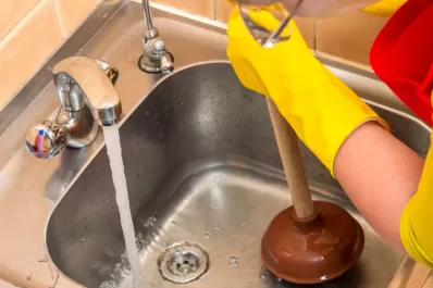 Cuidados del hogar: cómo destapar los desagües de tus piletas de forma fácil